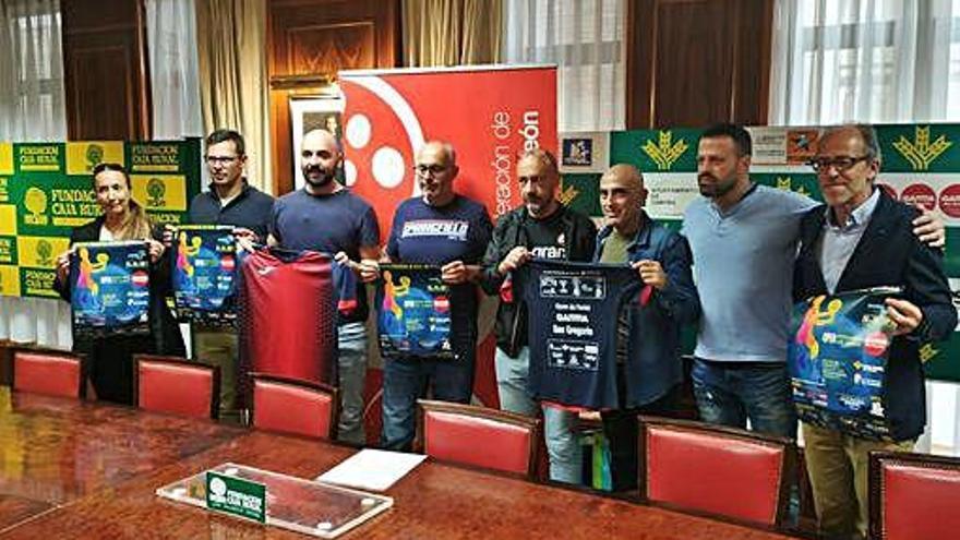 Organizadores y patrocinadores posan en la presentación del torneo.