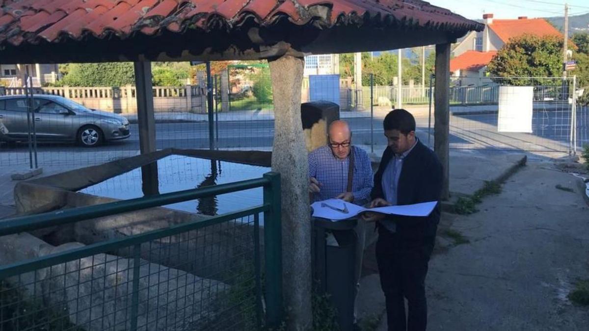 El edil Pablo Novas, a la derecha, supervisa el proyecto.   | // FDV