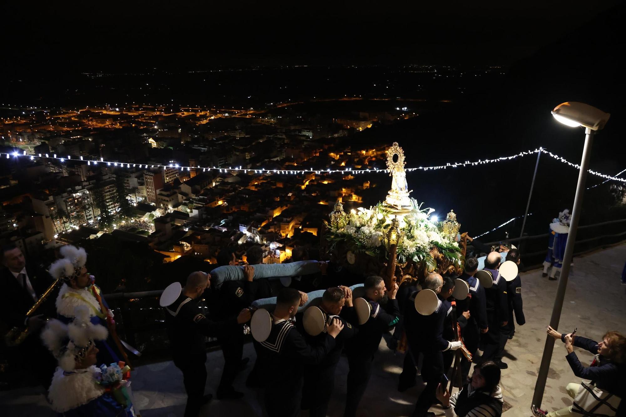 La "Baixà" de la Virgen desde el castillo sumerge a Cullera en sus fiestas mayores