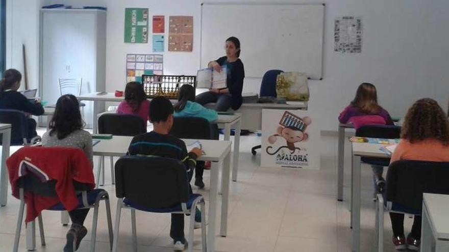 Una de las clases impartida con el ábaco en A Cañiza. // D.P.