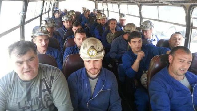 Los mineros de Cerredo, en el autobús que les lleva a su lugar de trabajo.
