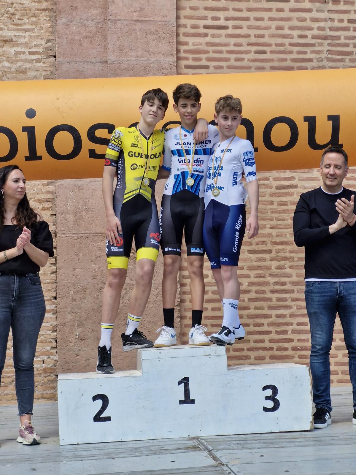 Ciclistas de Ontinyent en el podio del I Gran Premi Escoles de Foios.