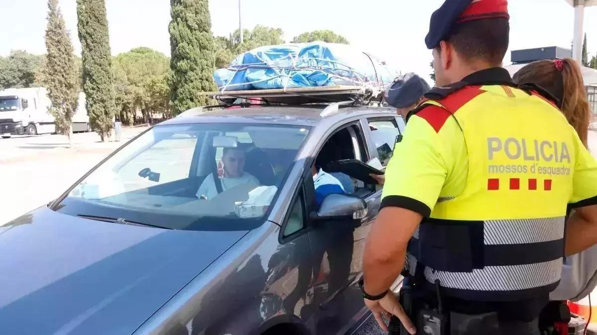 Mossos d' Esquadra parando a un coche