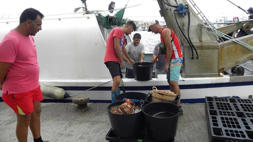 Pescadores en Caleta de Vélez.