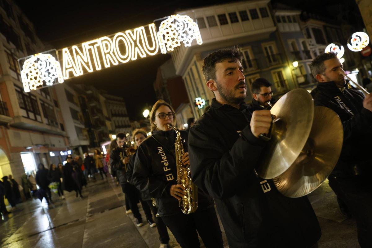 EN IMÁGENES: el entierro y quema de la sardina pone fin al multitudinario Antroxu de Avilés