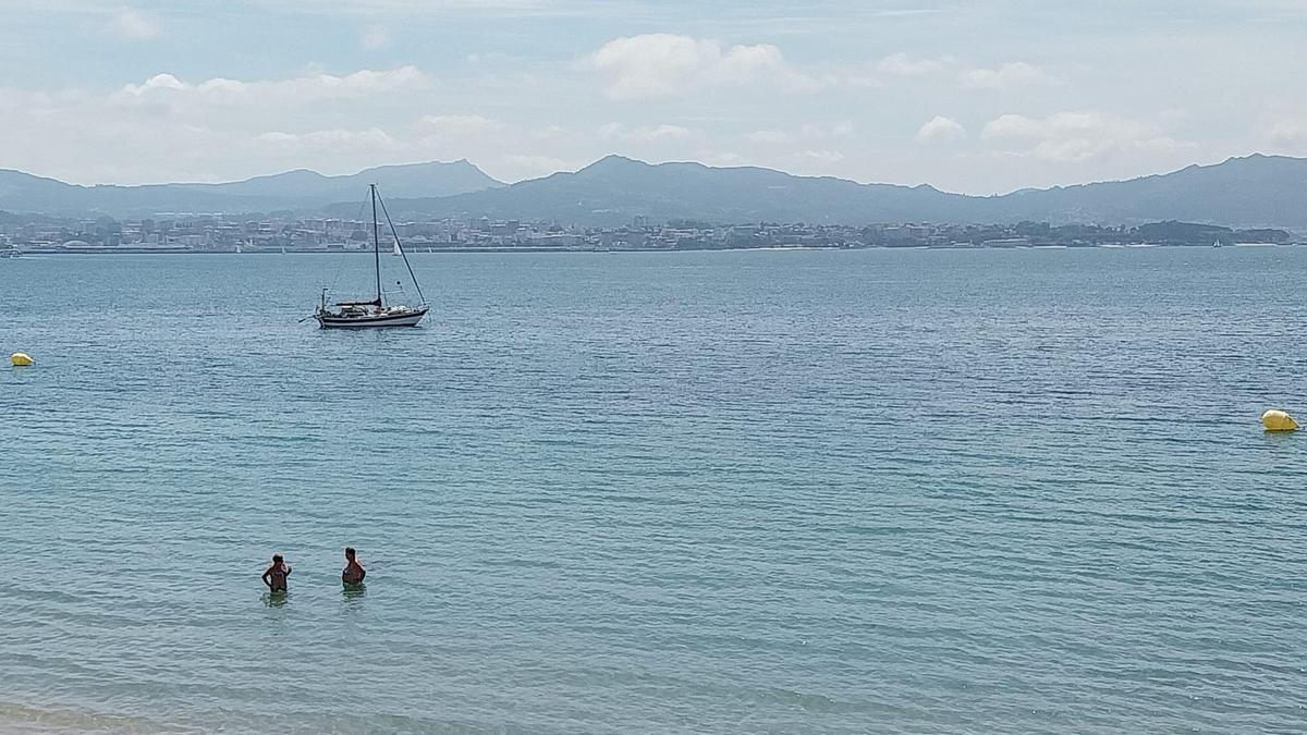 La playa de Rodeira, este domingo, con las boyas que delimitan la zona de baño tumbadas sobre el mar.