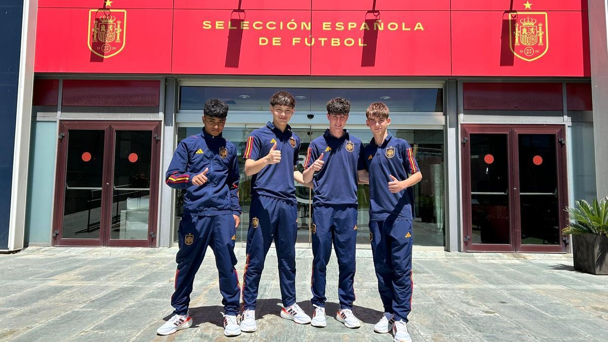 Los cuatro jugadores del FC Barcelona que han jugado con España posan para SPORT