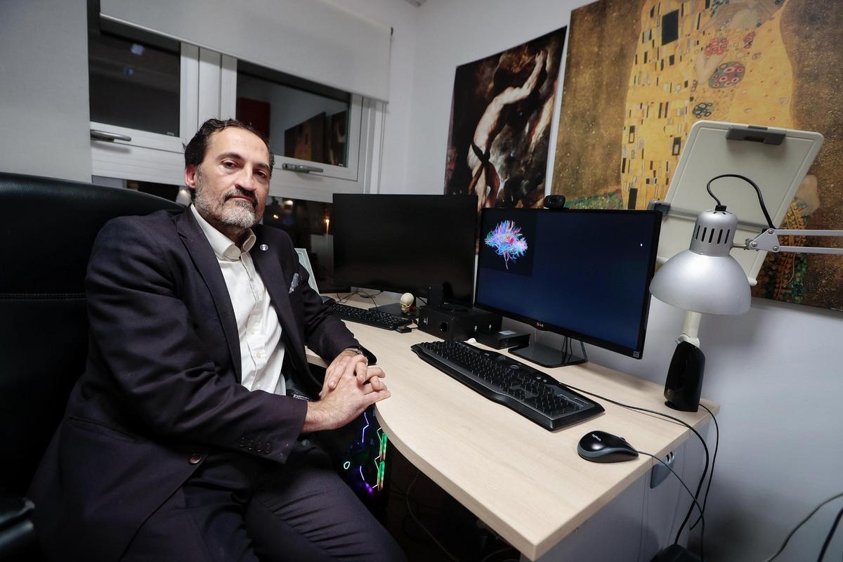 Ernesto Pereda, catedrático de la Universidad de La Laguna que plantó a Epstein, este martes en su despacho.