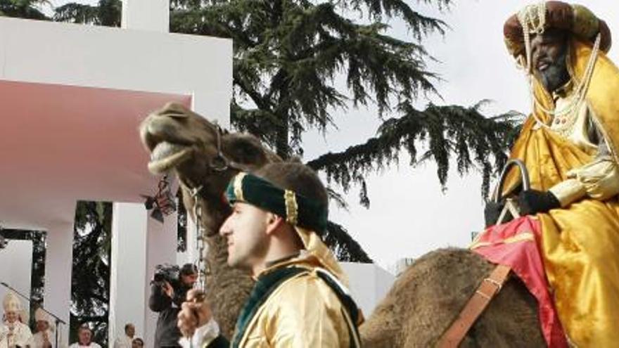 El rey Baltasar, tras la misa al aire libre con motivo de la Fiesta de la Sagrada Familia que se ha celebrado hoy en Madrid