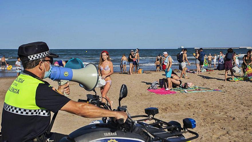 La Policía Local ordena el desalojo de una playa de València antes de la noche de San Juan.