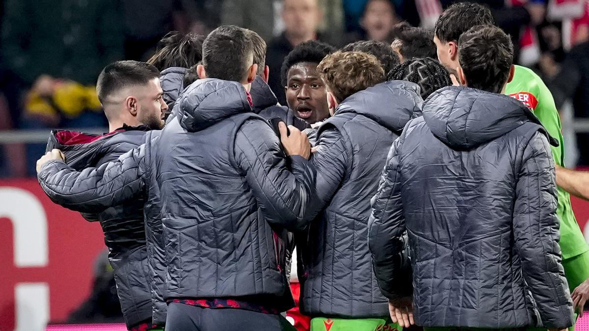 Jugadores de Girona y Osasuna, en una disputa que acabó con expulsión de Lass