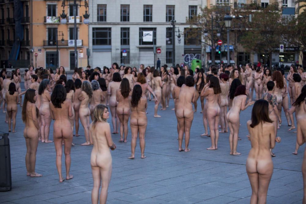 Spencer Tunick desnuda a 2.000 personas en València frente a las Torres de Serranos