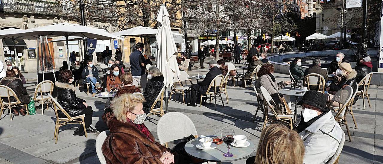 Clientes en una terraza de la plaza de Los Campinos, ayer, primera jornada soleada en muchos días.