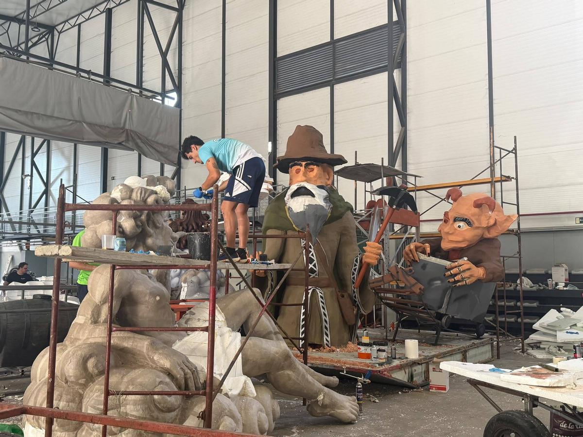 Trabajos en las embarcaciones, en el ferial de Laviana.