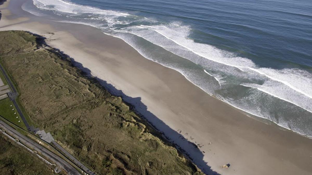 Vista aérea de la playa de Coto, en Barreiros (Lugo)
