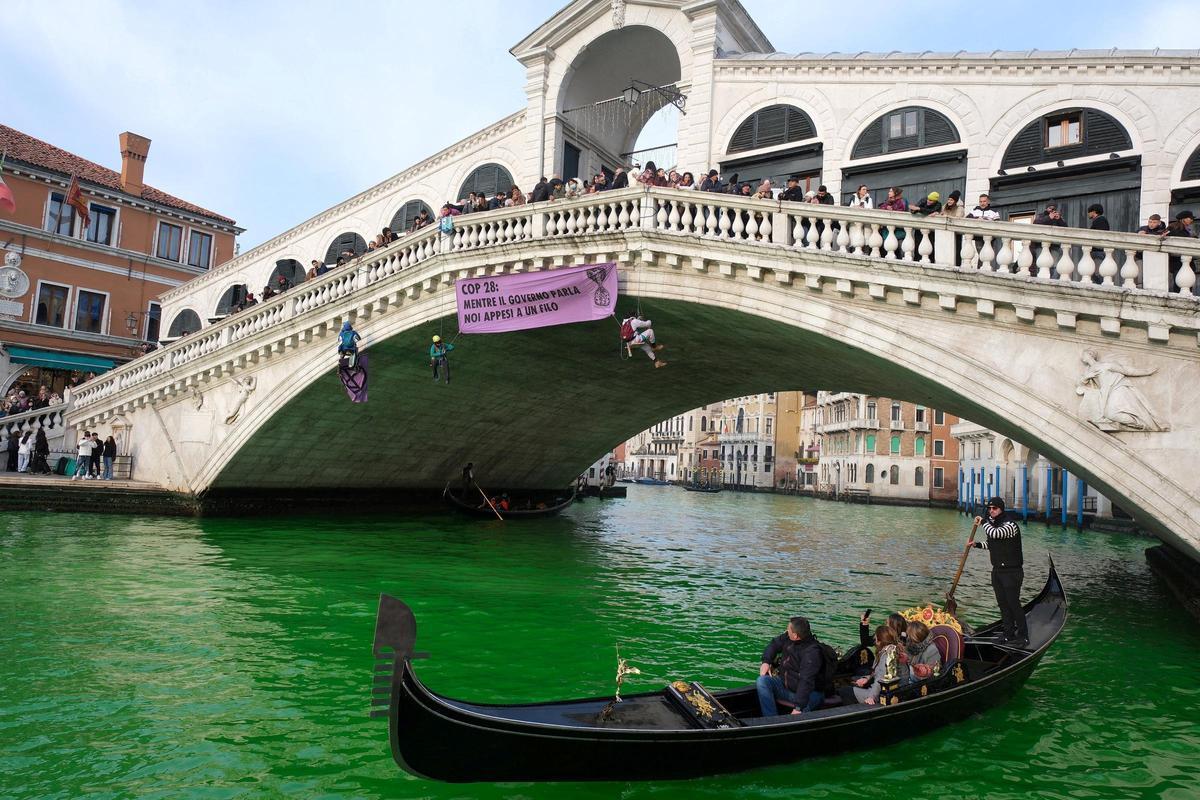 Activistas climáticos tiñen de verde el Gran Canal de Venecia