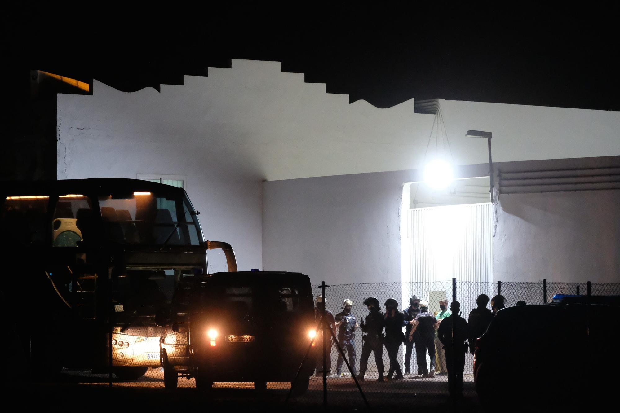 Traslado de migrantes a zona de aislamiento en El Matorral, Fuerteventura