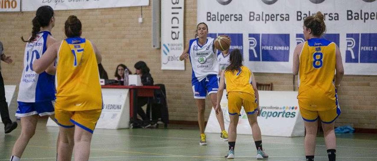 Ana Rodríguez maneja el balón durante el partido del Carmelitas esta temporada. // FDV