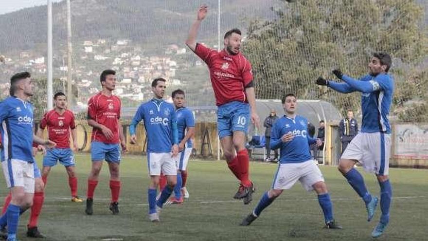 Rafa lucha por un balón aéreo en el duelo de ayer. // Santos Álvarez