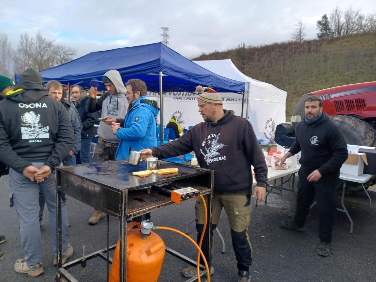 Tractors i pagesos al tall de la C-16, a Olvan, aquest divendres al matí