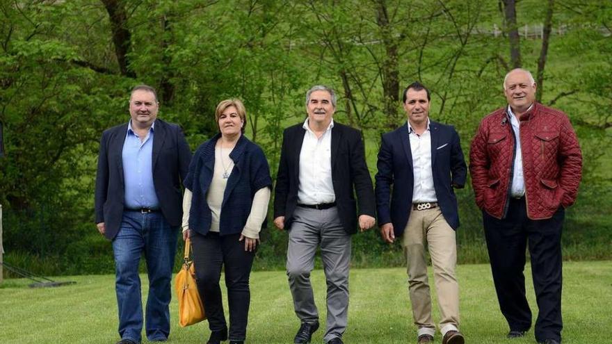 Por la izquierda, Ramón Argüelles, Ana Díaz, Aníbal Vázquez, David Moreno y Jesús Álvarez Barbao, en Valdecuna.