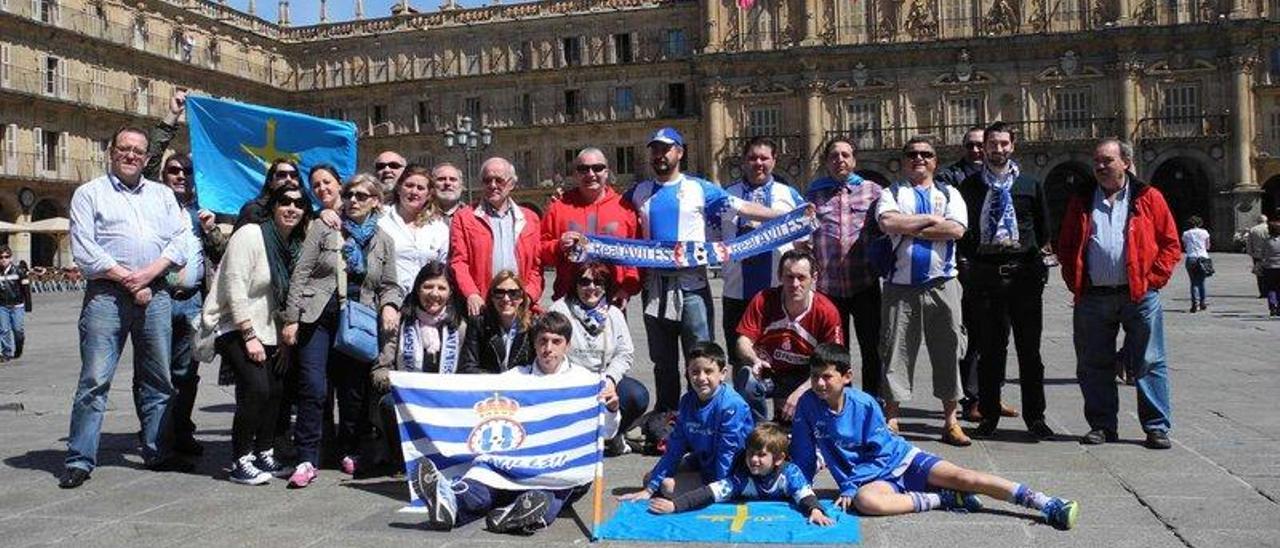 La afición tiñó de blanquiazul la plaza Mayor de Salamanca.