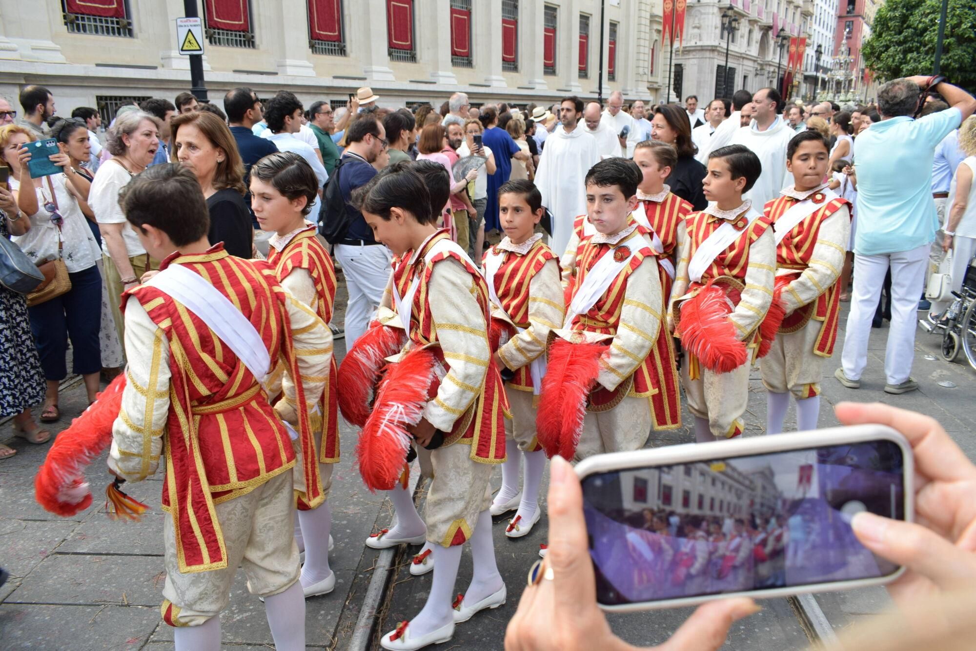 El grupo de niños seises es fotografiado a su paso durante la procesión del Corpus de Sevilla
