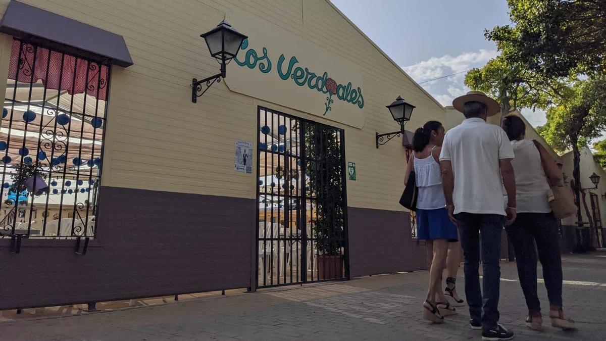 La caseta de Los Verdiales cerrada en el Real por vender alcohol a menores.