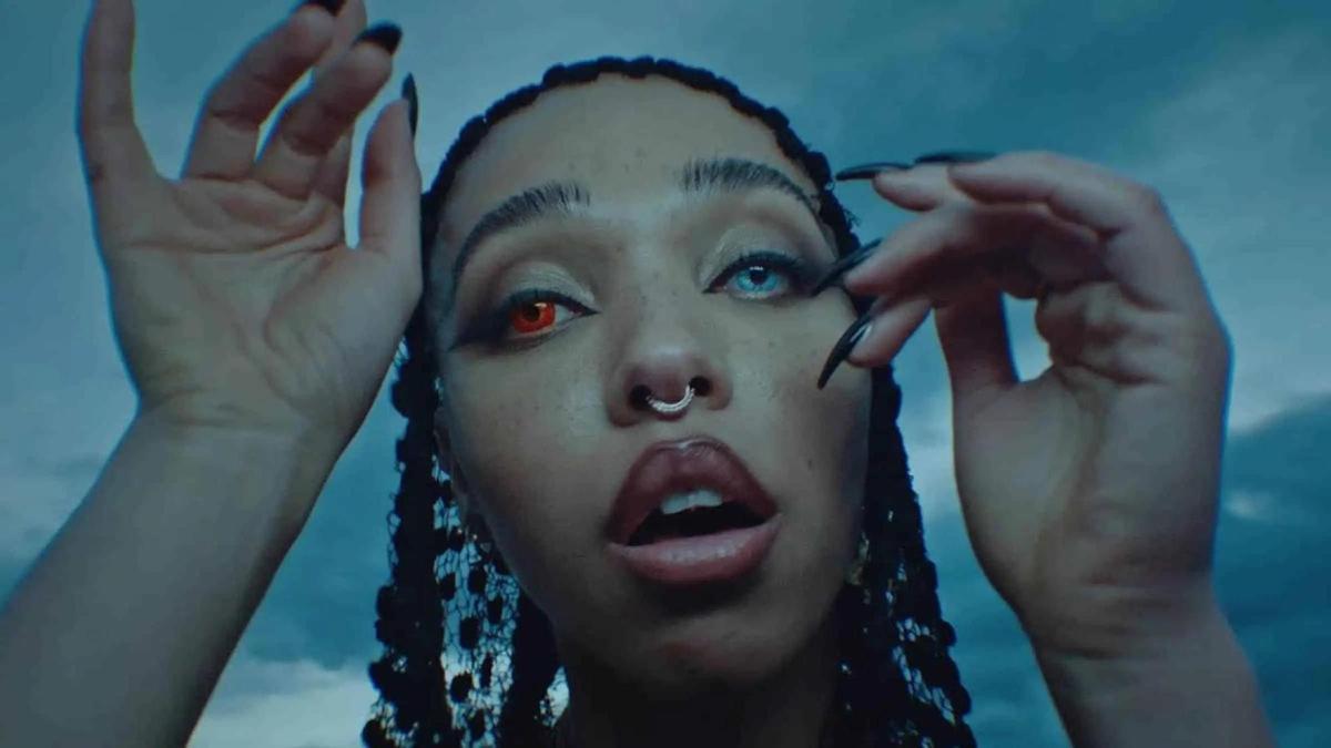 La cantante FKA Twigs en el nuevo 'remake' que se estrena este viernes de 'El cuervo'.