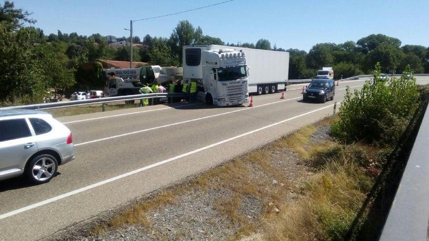 El camión al lado de la carretera donde ha sufrido el reventón de una rueda, en Sejas de Aliste