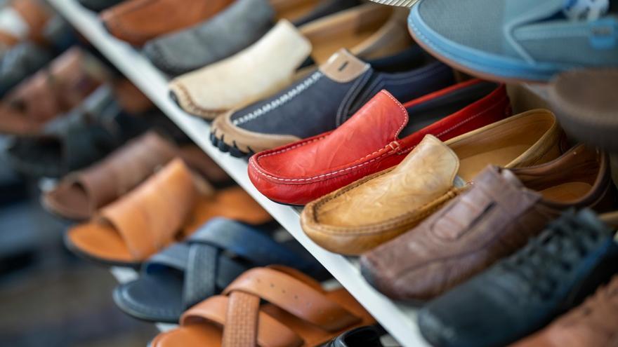 Carrefour tiene las sandalias virales del verano: son de piel y están a mitad de precio