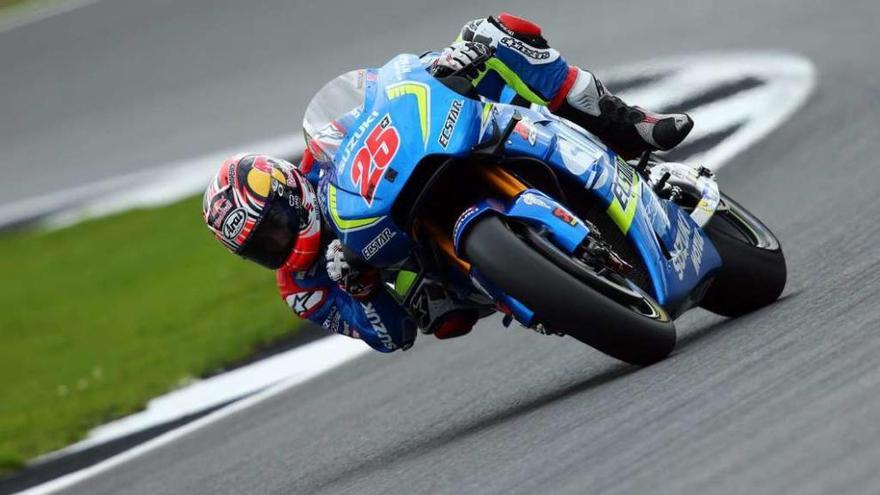 Maverick Viñales sale de una curva del circuito inglés de Silverstone, donde ayer logró su primer triunfo en MotoGP. // Tim Keeton