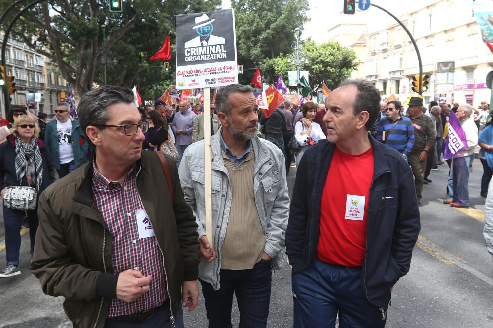 Miles de personas participan en la marcha convocada por los sindicatos para este martes, Día Internacional del Trabajo