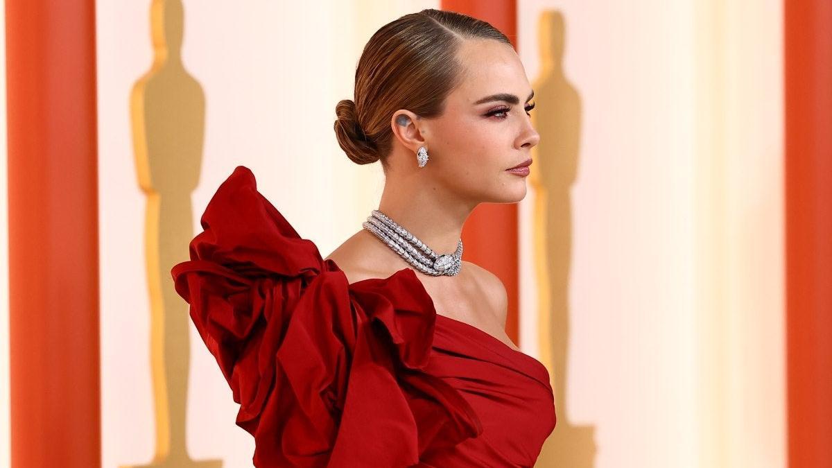 Premios Oscar 2023: Cara Delevingne con lazo rojo en su vestido