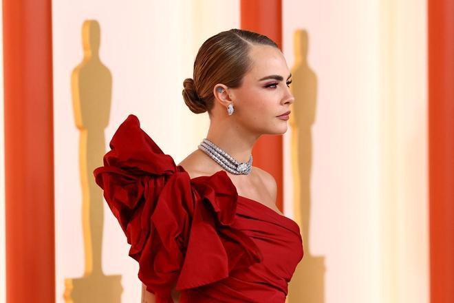 Premios Oscar 2023: Cara Delevingne con lazo rojo en su vestido
