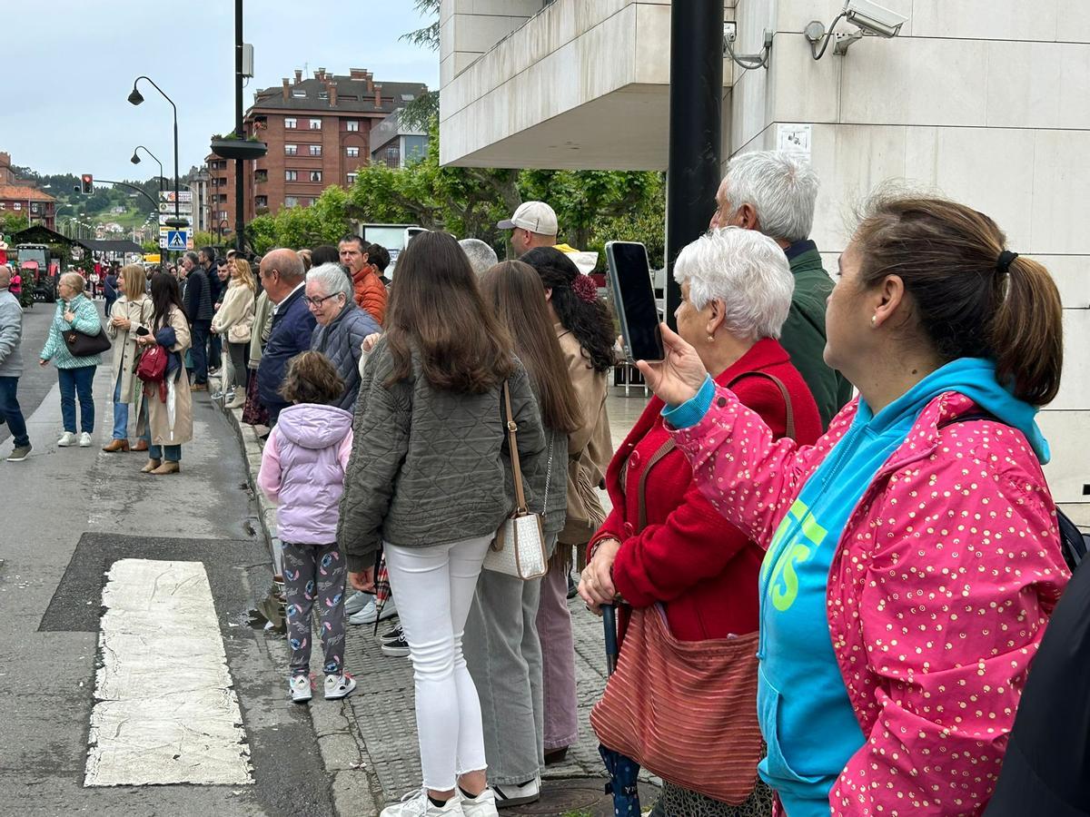 EN IMÁGENES: Castrillón se vuelca con la cabalgata de carrozas y xarrés