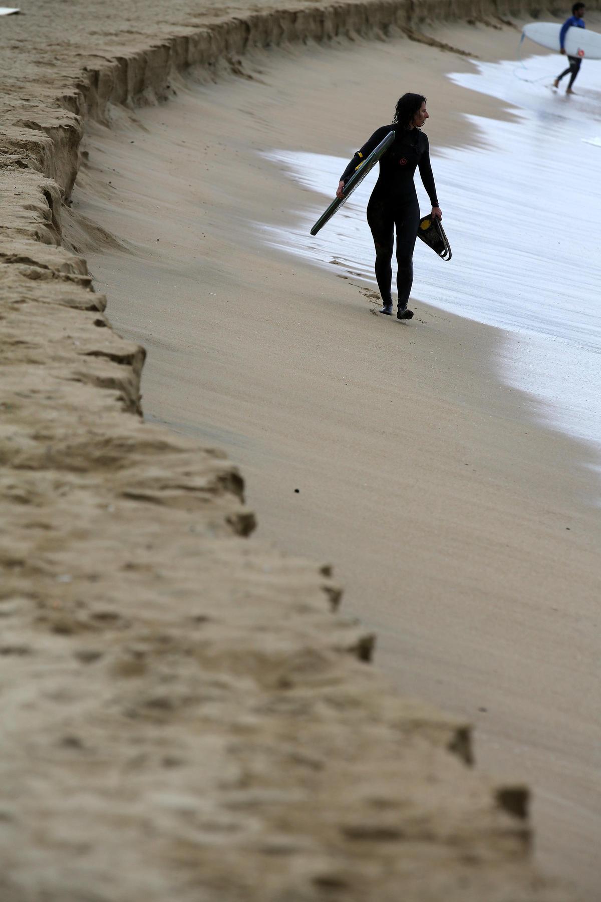 Oleaje en la playa del Bogatell.