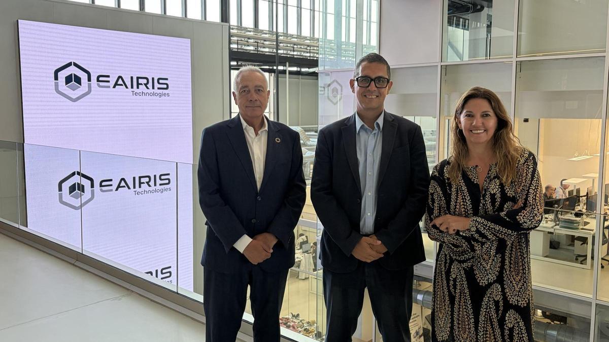 Pere Navarro, presidente ejecutivo del CZFB, y Blanca Sorigué, directora general del CZFB, dan la bienvenida a EAIRIS Technologies, representada por su fundador, Jordi Gutiérrez