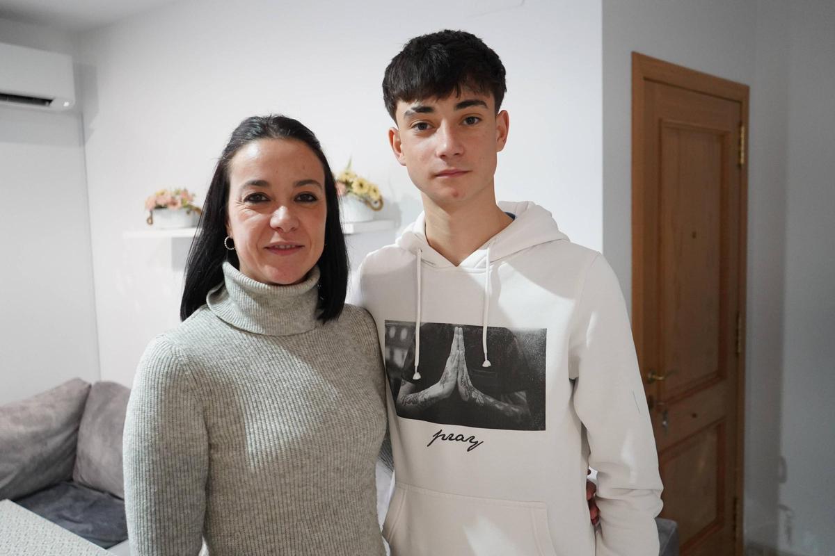 Elisabeth Ayllón, empleada de la cooperativa olivarera de Adamuz y madre de Julio Rodríguez.