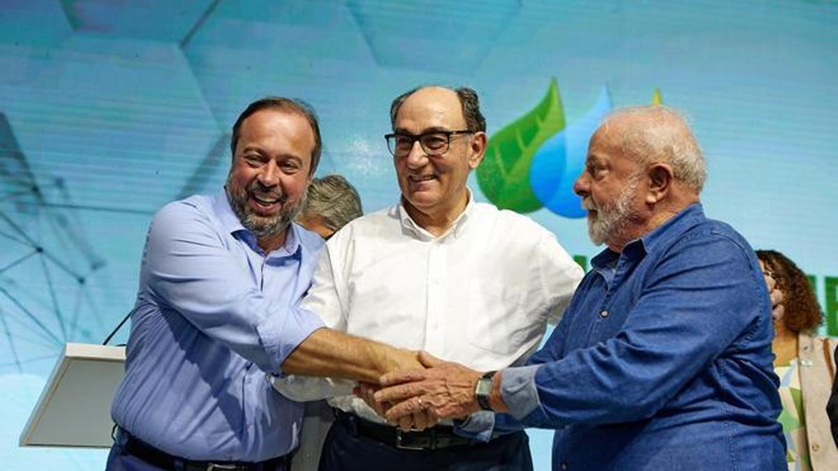 Ignacio Galán, president d'Iberdrola (en el centre), al costat de Luiz Inácio Lula da Silva, president del Brasil, i Alexandre Silveira, ministre brasiler de Mines i Energia (esquerra)