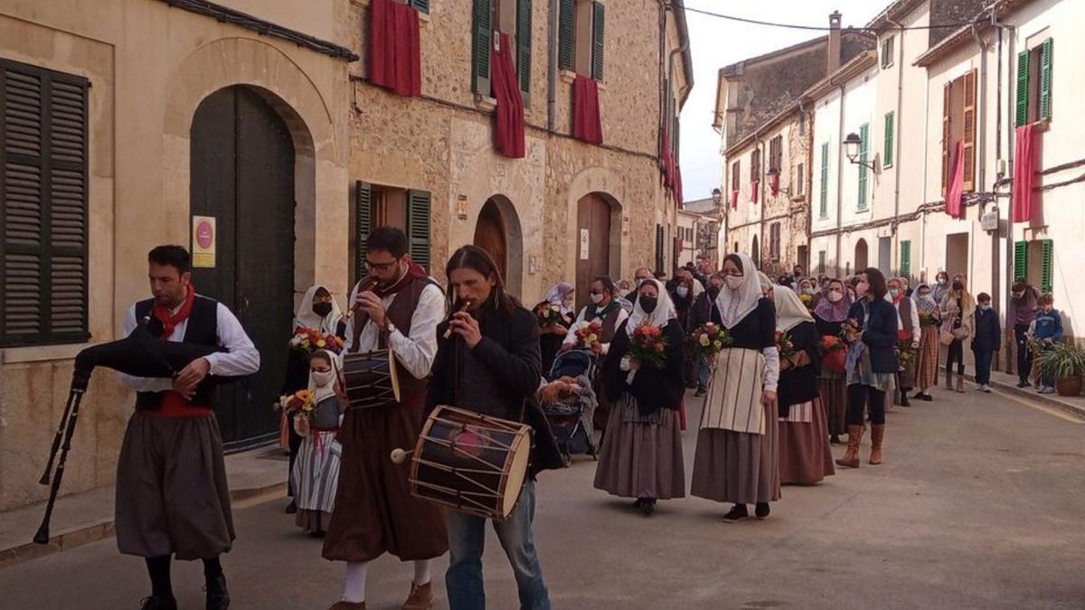 Mucha participación en la ofrenda floral. | JOAN FLORIT