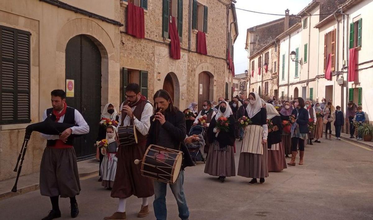 Mucha participación en la ofrenda floral. | JOAN FLORIT