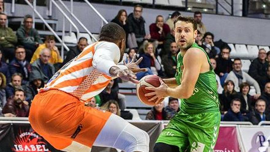 Joan Faner controla el balón en un partido del Amics del Bàsquet de la presente temporada en el Ciutat de Castelló.