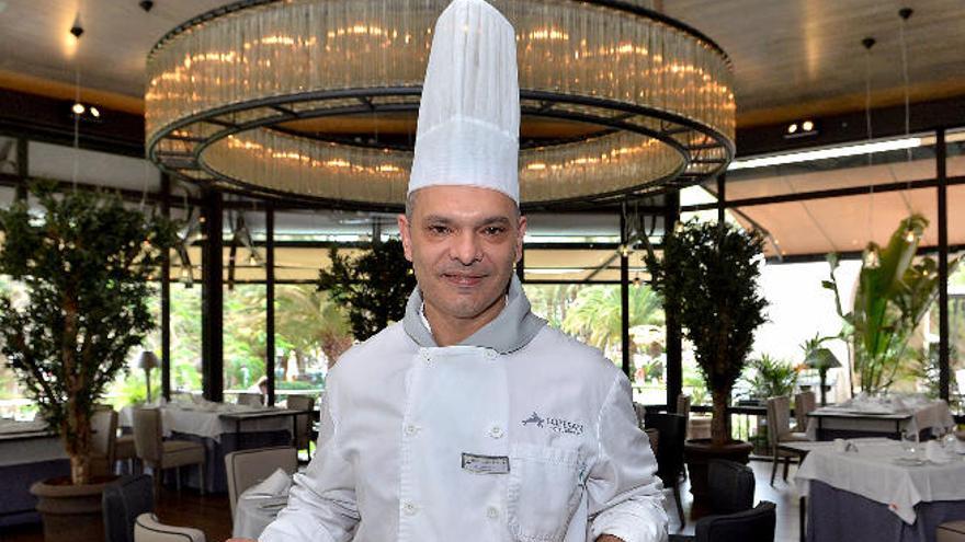 El cocinero Marcos Suárez muestra dos de sus creaciones en el restaurante La Toscana.