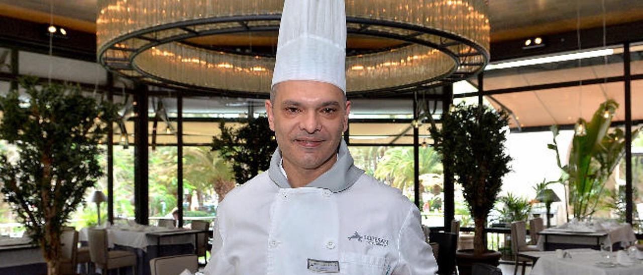 El cocinero Marcos Suárez muestra dos de sus creaciones en el restaurante La Toscana.