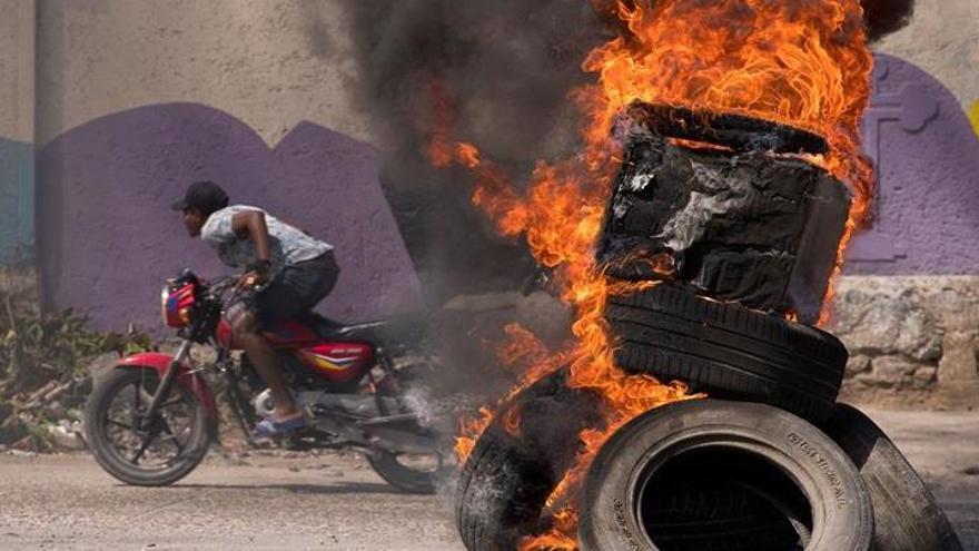 Una barricada en llamas durante una protesta contra el presidente Jovenel Moise, en Puerto Príncipe.