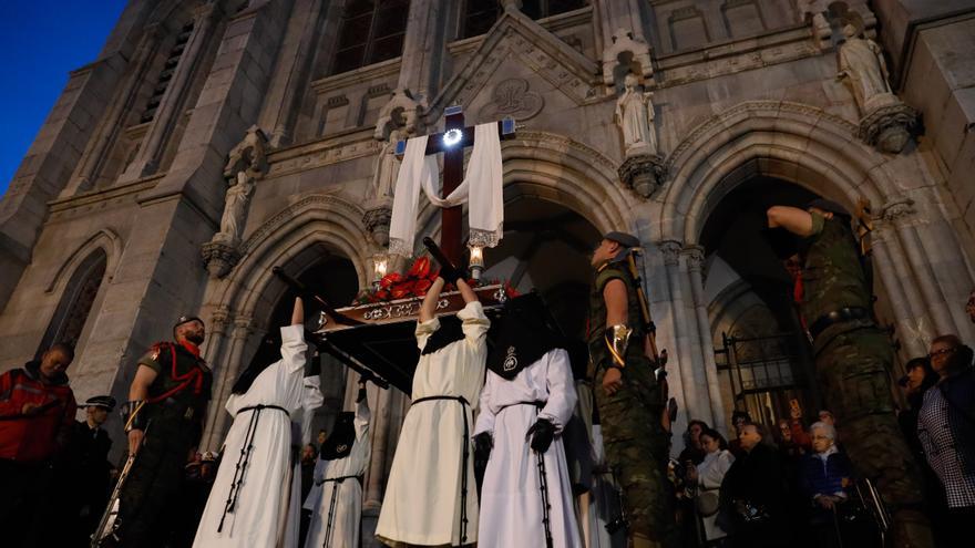 Así fue la procesión nocturna de la Soledad en Avilés