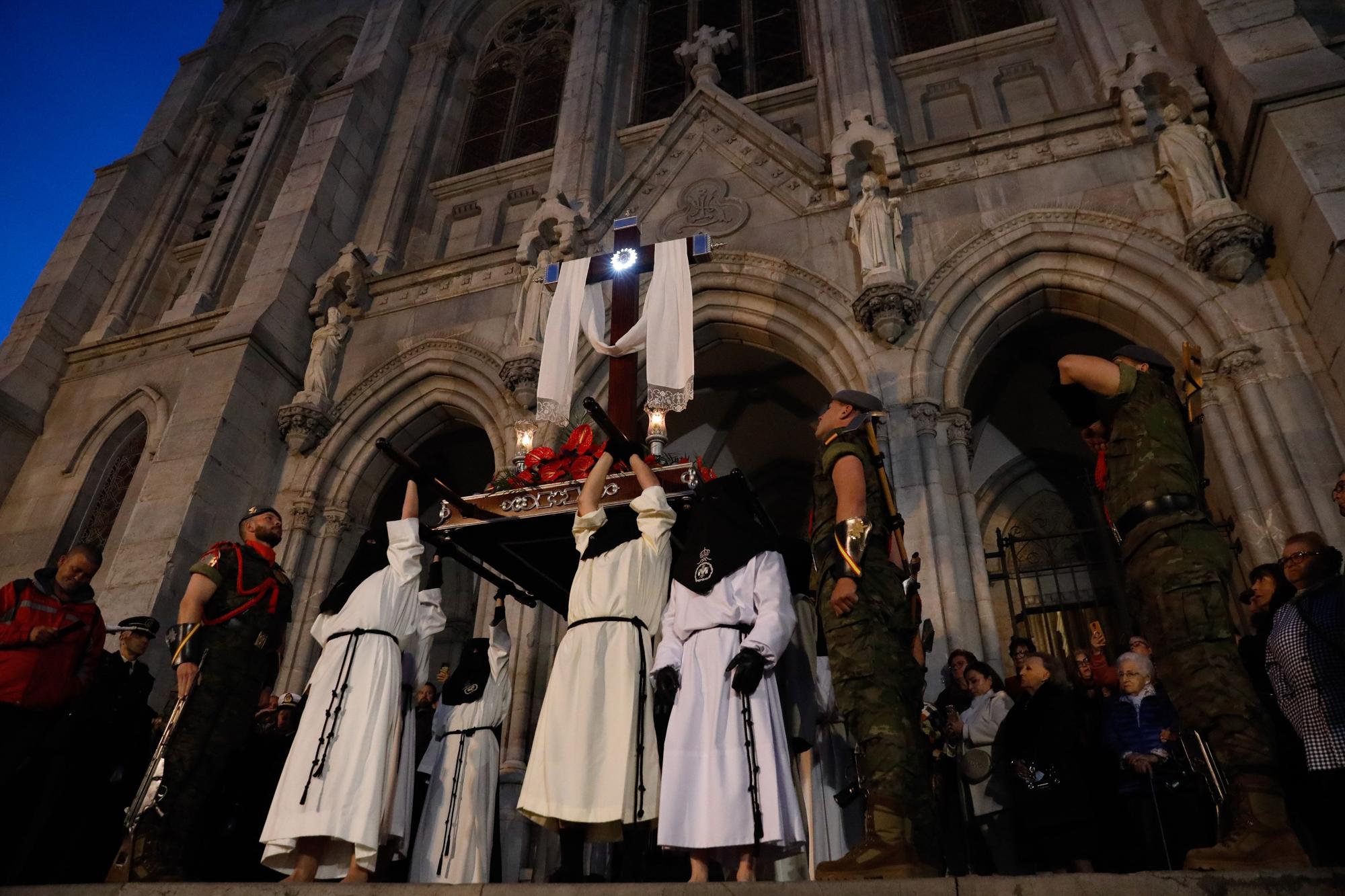 EN IMÁGENES: La procesión nocturna de la Soledad en Avilés