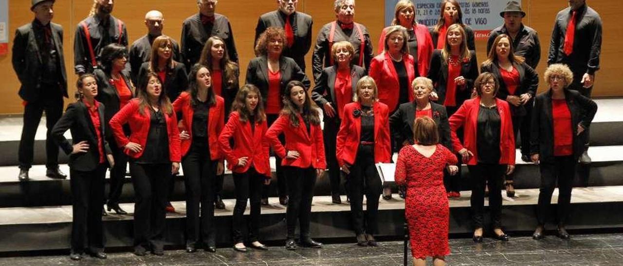 Actuación de la coral Allegro durante el Festival das Letras Galegas de Acopovi, este mes de mayo. // José Lores