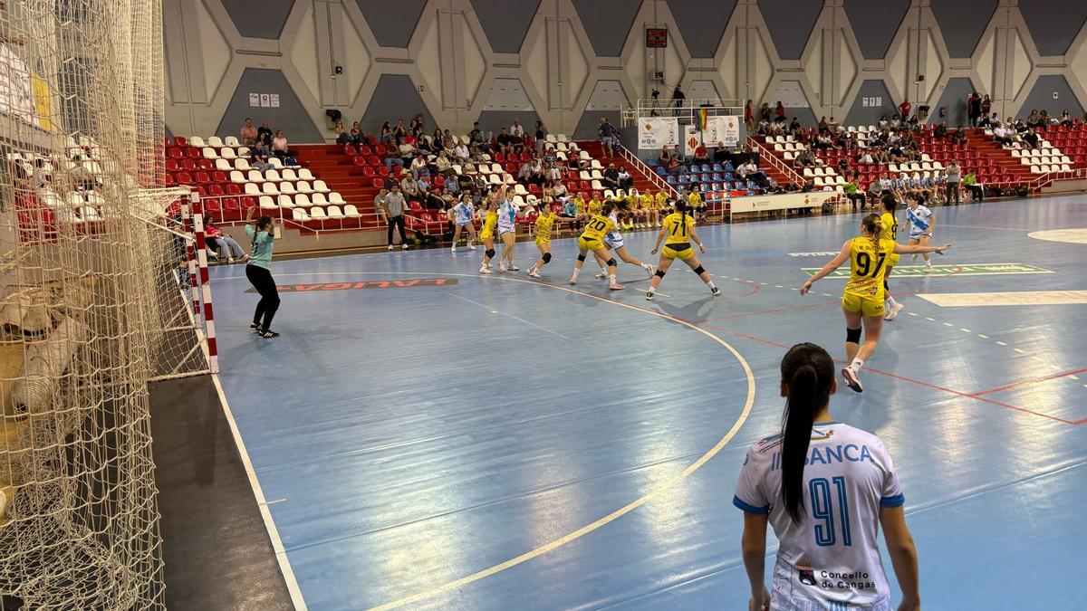Una acción del duelo de ayer entre Cangas y La Jota.